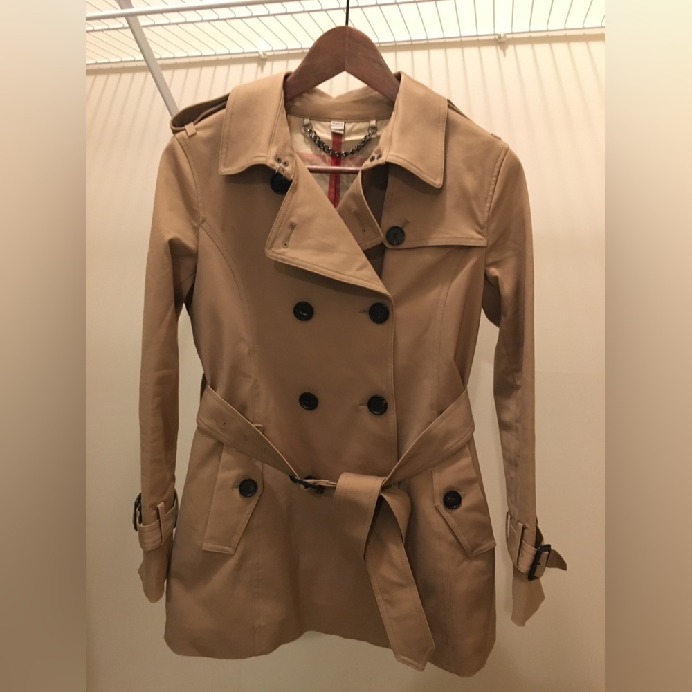 Burberry Classic Double-Breasted Beige Trench Coat with Belt